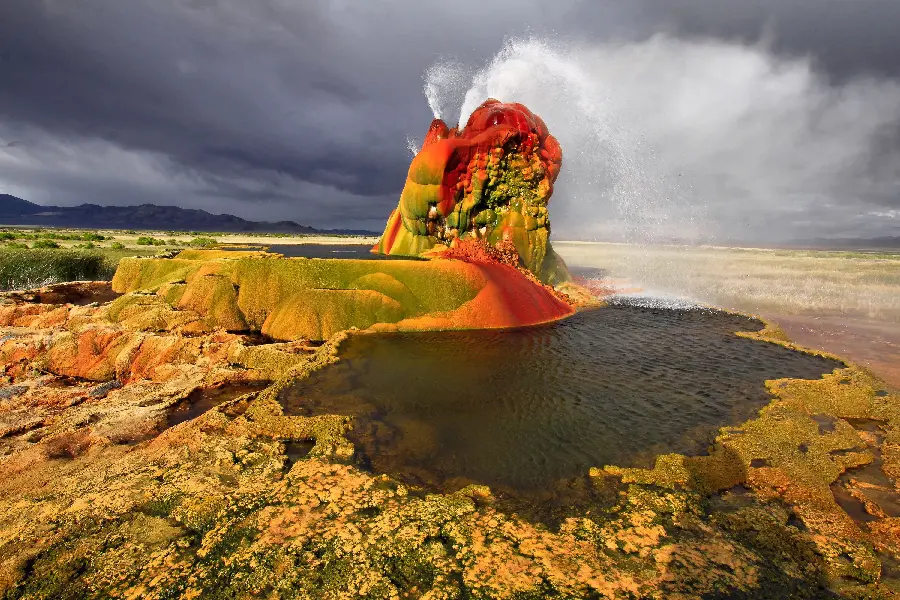 Free download of a photo of the geyser phenomenon, one of the most beautiful tourist attractions in Iceland