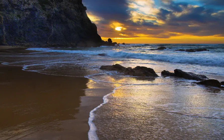 Download a lovely picture of a sunset on the seashore
