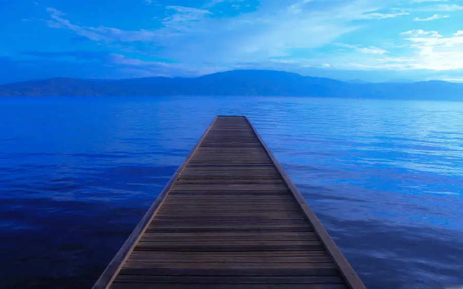 Download the most beautiful and simple wallpaper of a wooden bridge in the middle of the sea