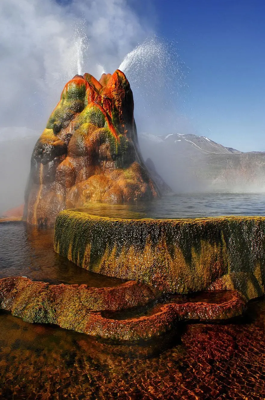 4K background of the most popular and dangerous geyser in the world for Samsung phones
