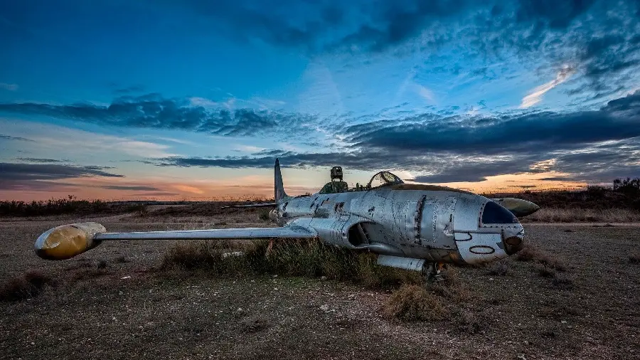 Real and interesting photo of a crashed plane in the old days