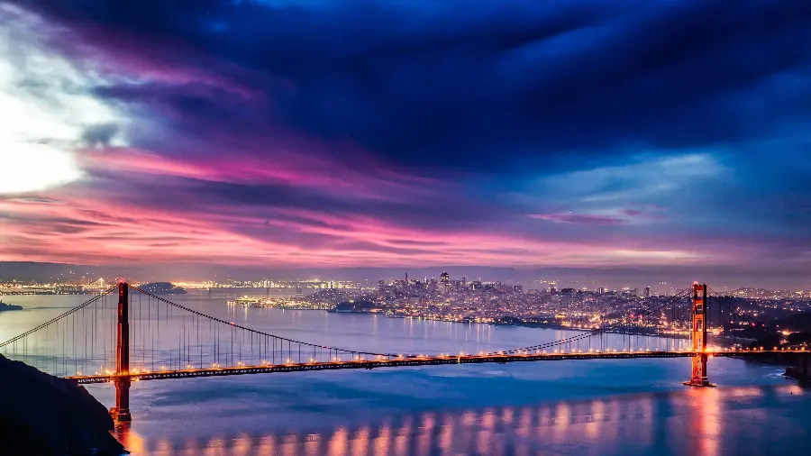 The most beautiful photo of the sky of the Golden Gate Bridge located in San Francisco 