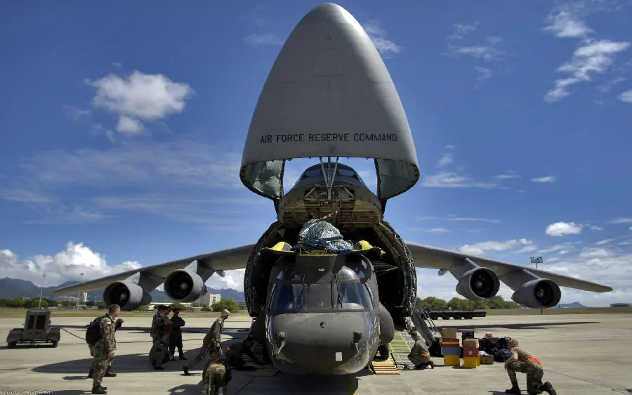 Picture of a large US military cargo plane HD quality