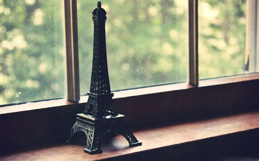 Photo of the Eiffel Tower, miniature, free, behind the window