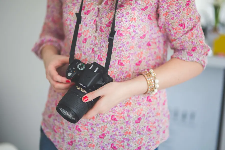 Download profile picture of a girl holding a camera for female photographers