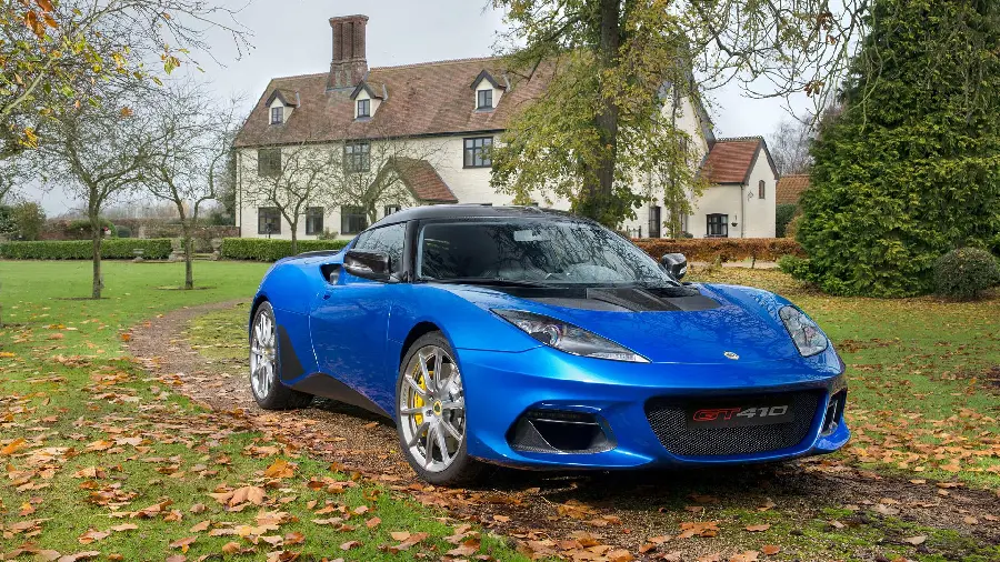 Photo of the blue Evora GT 410, the best car of the English company Lotus