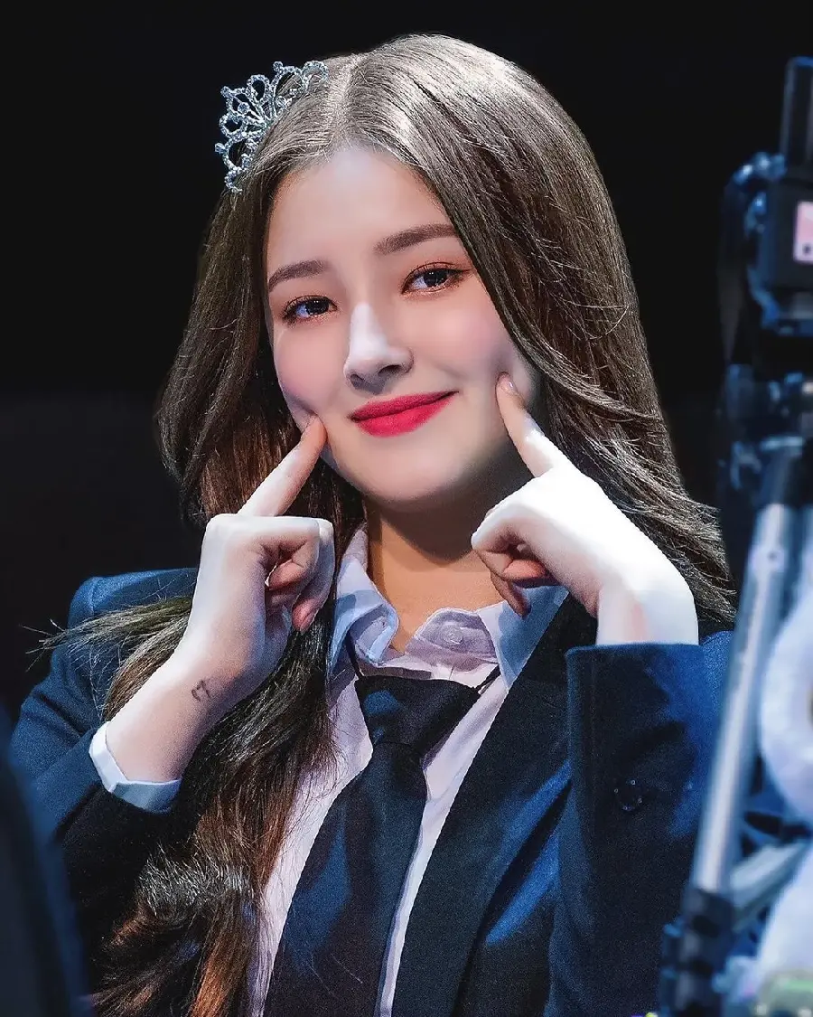 Download the wallpaper of the famous Korean singer Nancy in a suit