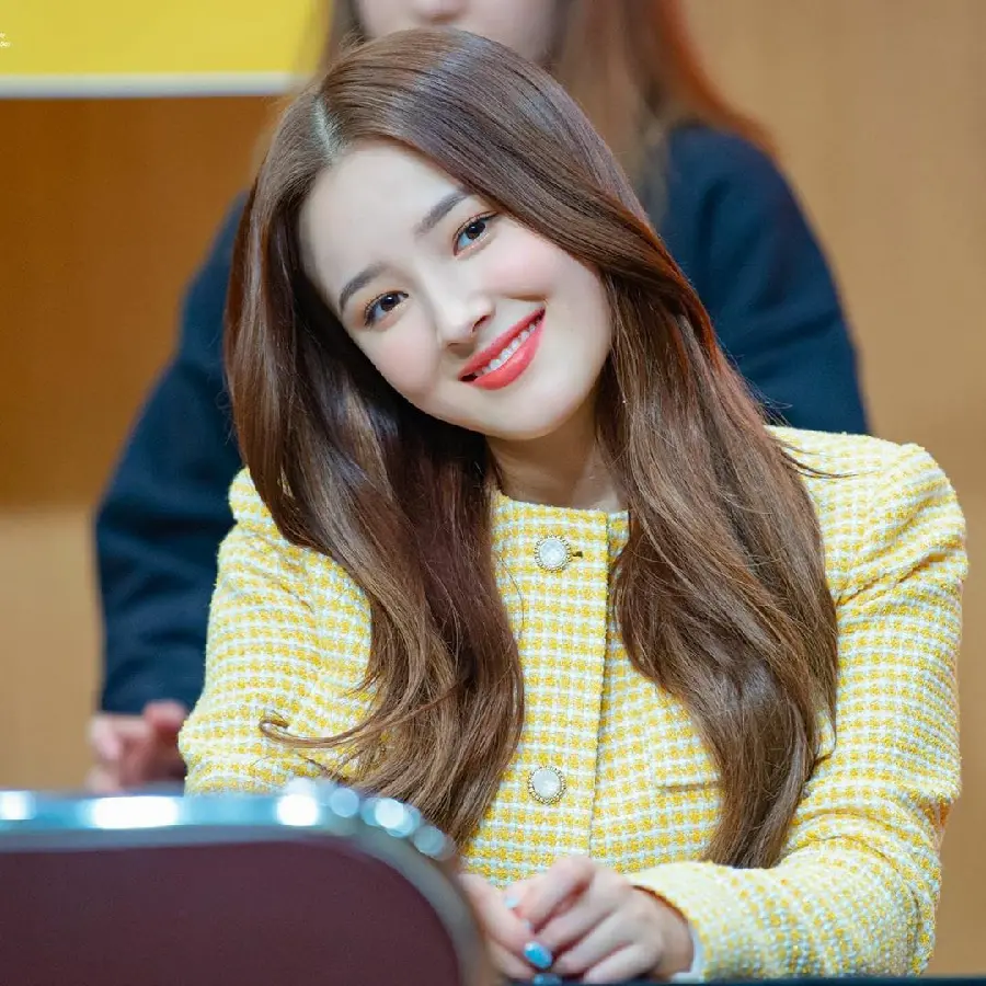 Profile photo of a Korean singer with a stylish dress and cleavage