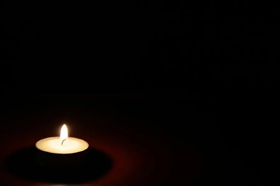 Profile photo of a single small condolence candle in the corner of the page, suitable for a photo with text 