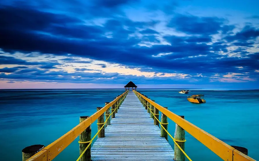 A stunning and spectacular picture of the blue sky and the endless sea