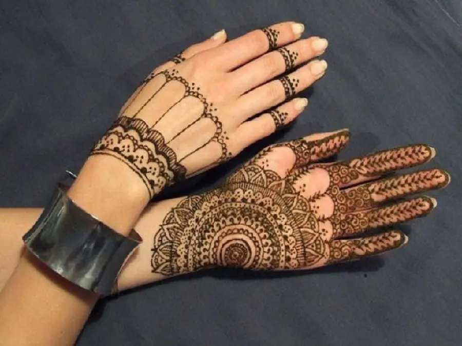 Photo of the new model of henna on the back and palm with a combined Arabic linear pattern