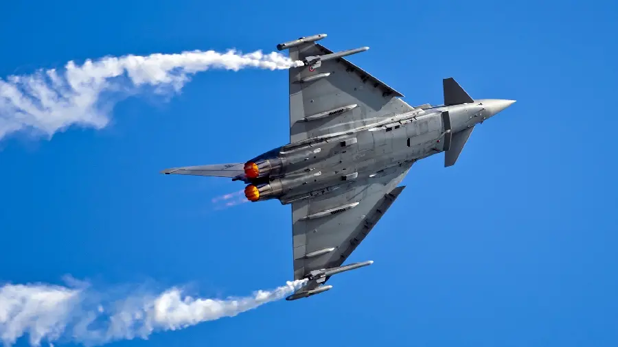 A very interesting and spectacular image of a warplane 
