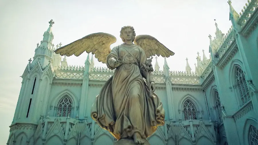 Download a photo of a real winged angel statue outside