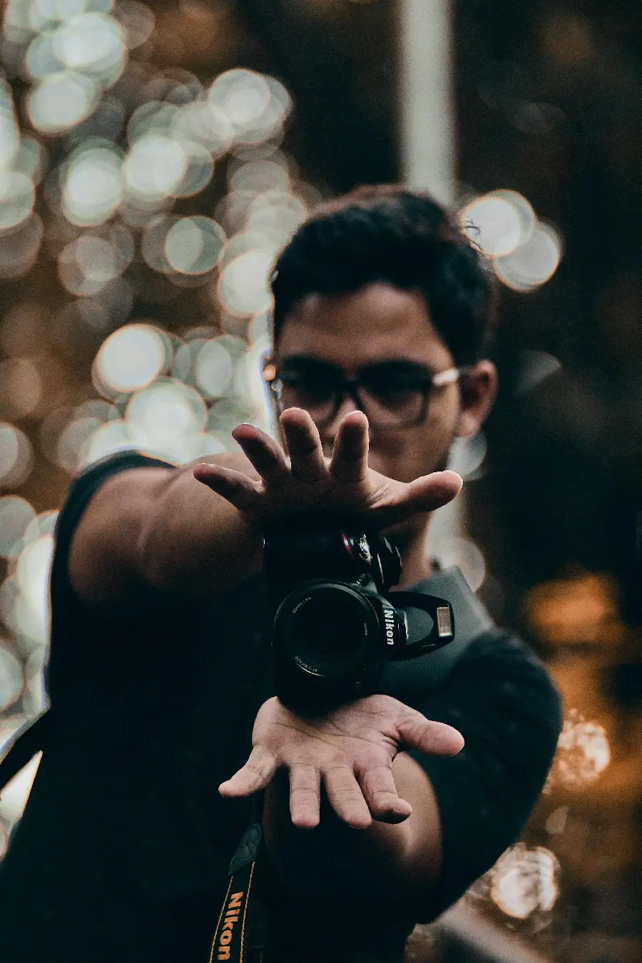 Photo of a boy with a camera to Suitable hand wallpaper and profile of the photographer's boys 