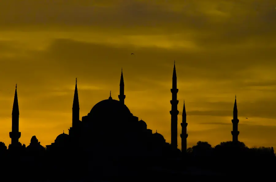 Incredibly beautiful wallpaper of the large mosque with tall minarets 