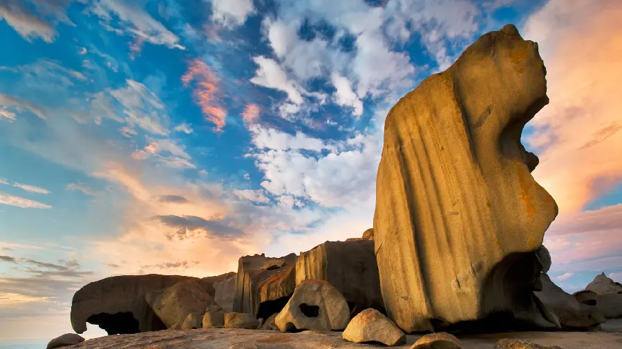 Download a beautiful and pleasant photo of a high cliff and a multi-colored sky
