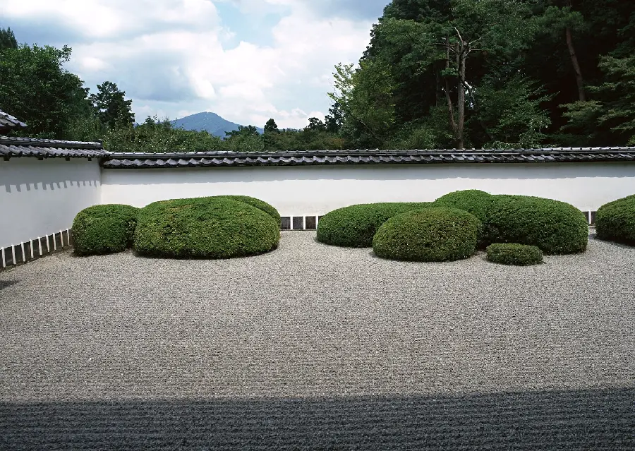 Download a photo of a Japanese dry garden with a special design in high quality and completely free