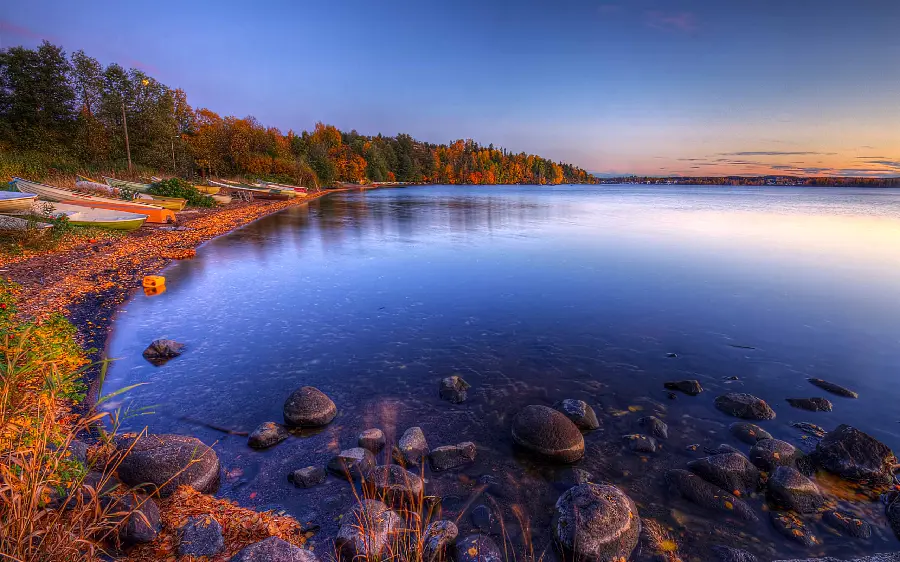 Background photo for laptop and computer with a natural view of a clear and clean lake 