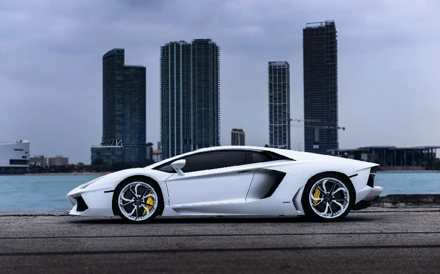The most beautiful photo of the Lamborghini Huracan from the side view for phone and tablet wallpaper 