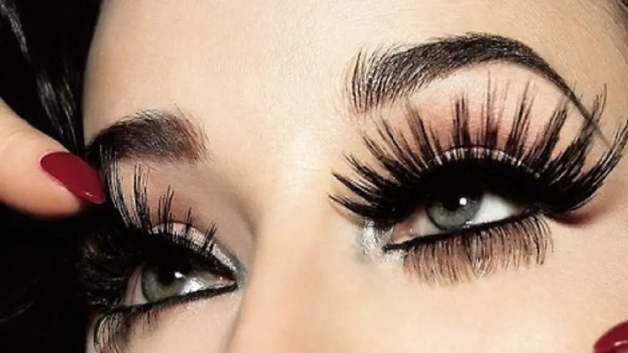 Interesting and spectacular photo of the longest eyelashes in the world in HD quality 