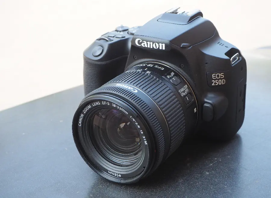 Photo of the Canon Eos 250D camera with Dual pixel focus and professional video recording