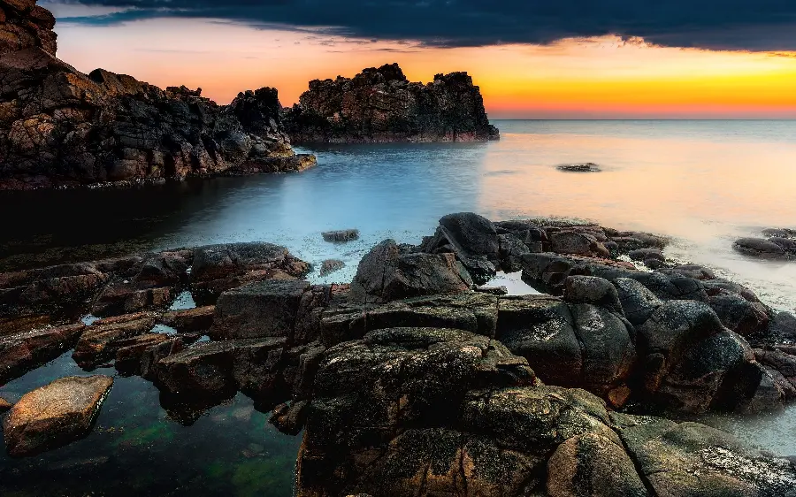 Download the stylish and unusual background of the rocky beach design