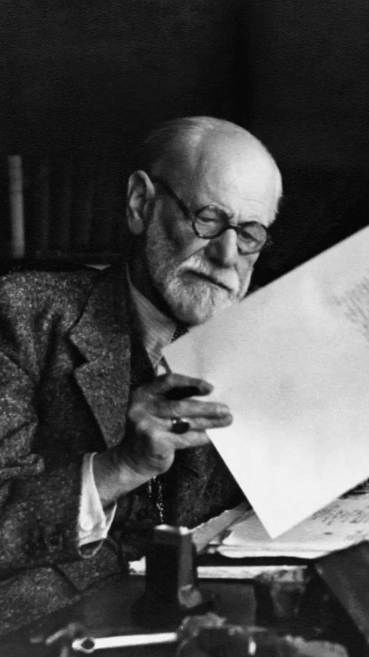 Download simple and unedited image of Sigmund Freud in black and white 