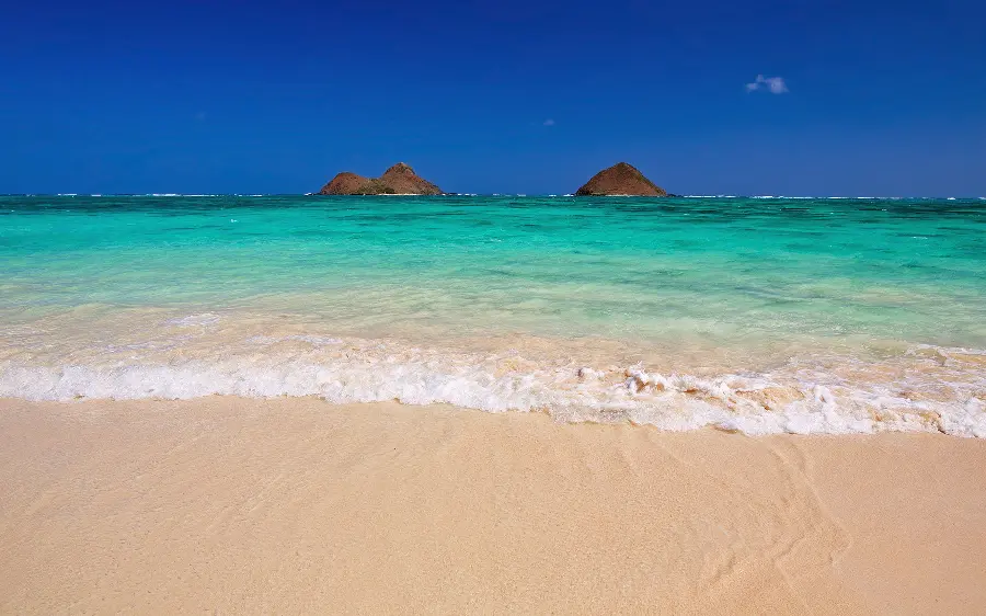 Attractive image of the beach and the clear and transparent water of the natural ocean