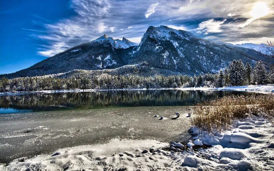 Winter photo, suitable for ice skiing and snow play 