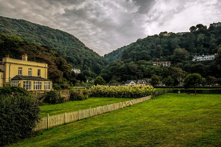 Download beautiful natural landscape wallpaper with cloudy weather 