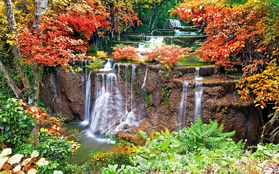 The most visible image of the natural landscape of the waterfall in the autumn season