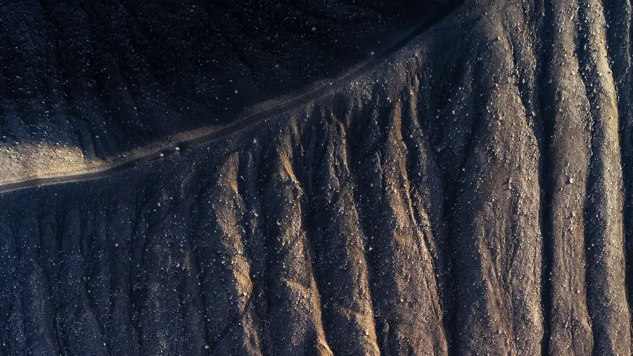 The most beautiful shiny black background for laptops and desktops