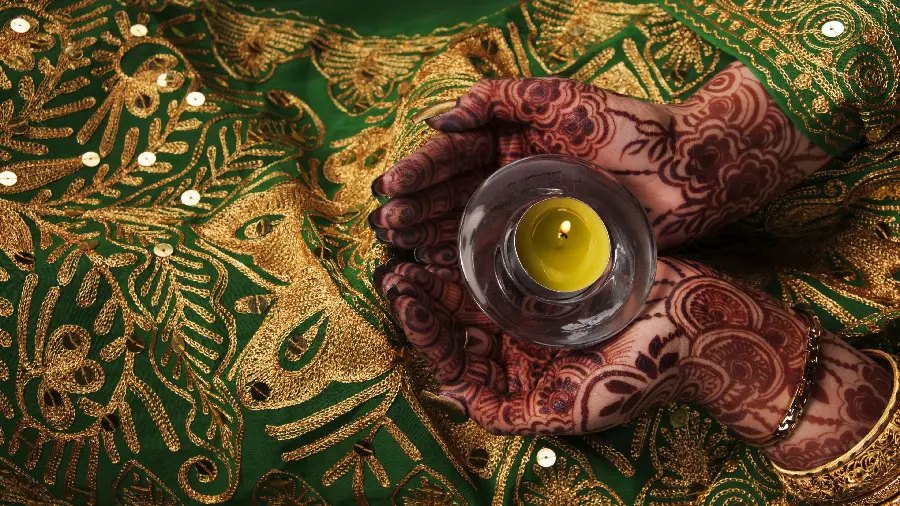 Wallpaper of professionally designed henna on the hand, one of the famous Indian traditions