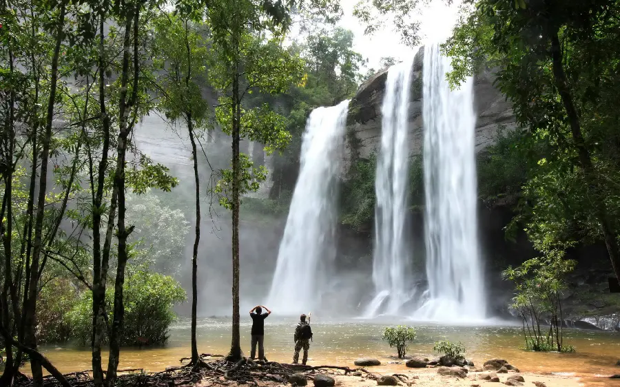 A powerful and famous waterfall in Canada with full HD quality