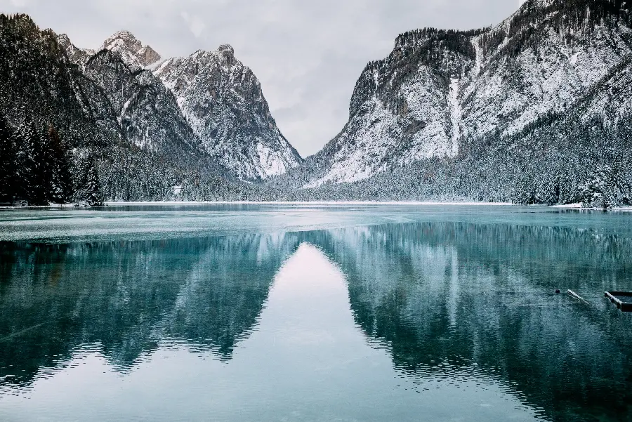 Download a very beautiful wallpaper of water with a large natural stone