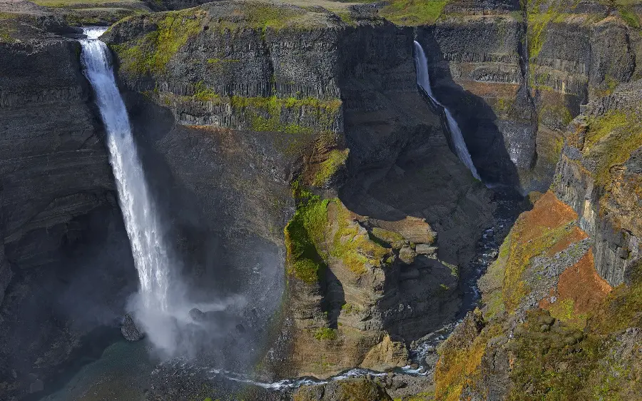 Wallpaper of the Haifa waterfall, one of the beautiful natural landscapes in Iceland