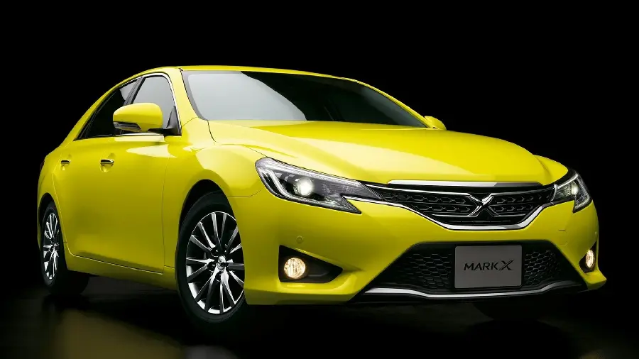 A cool boy's photo of a yellow car, the latest model