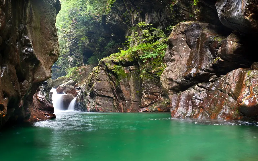 Picture of the pure and magical nature of Iran called the Rokhanchal Gorge