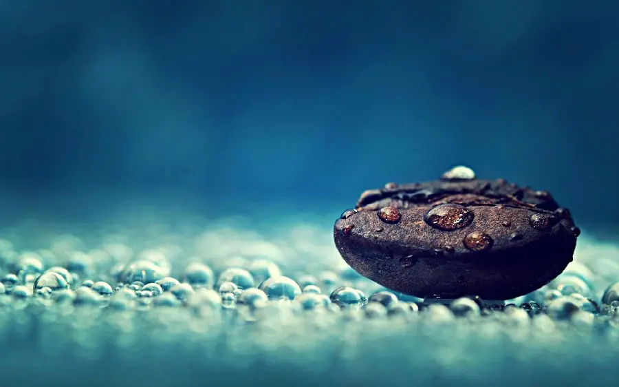 High Quality Floating Droplets Wallpaper on Small Stone