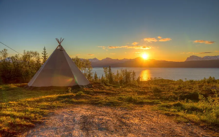 Wallpaper by the lake, spectacular at sunrise, high quality 