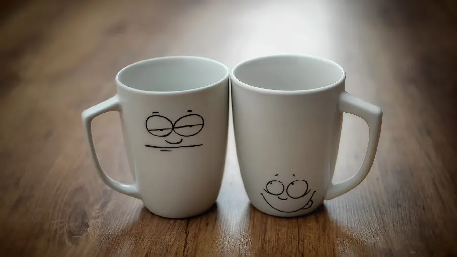 Cute wallpaper of two white mugs with a funny and funny design