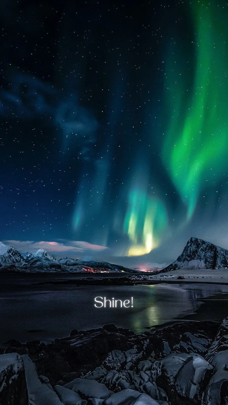 Phone wallpaper of the stunning northern lights 