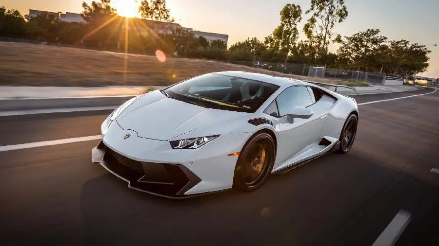 Download cool and dumb boyish profile photo of Lamborghini Huracan