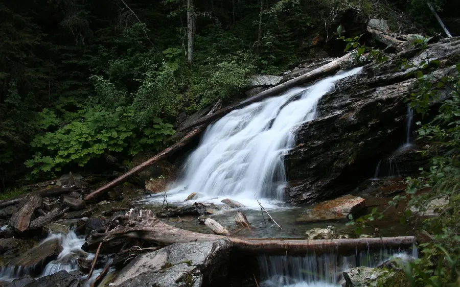 Free and high-quality wallpaper of a waterfall in pristine and beautiful nature