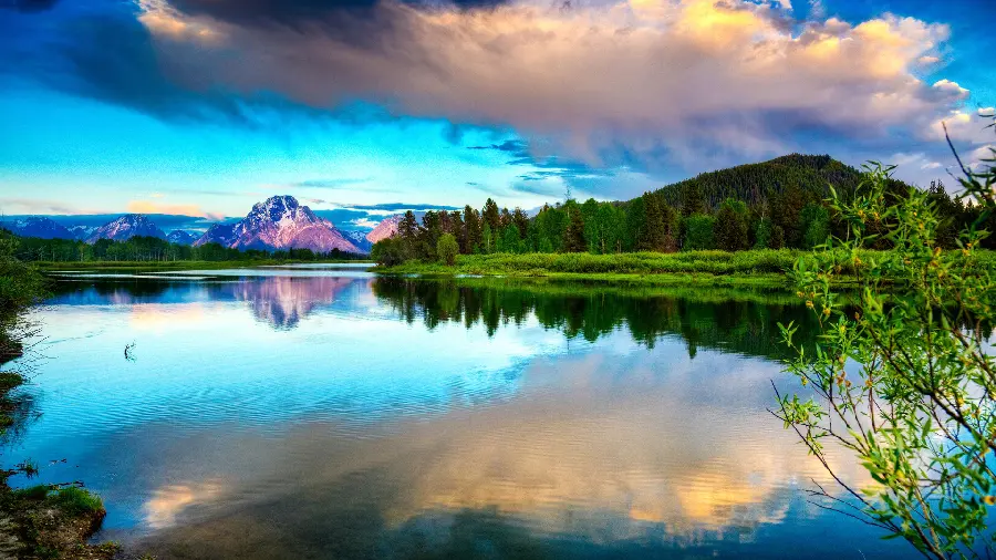 Download the most dreamy profile photo of the natural landscape and scenery of the clear and transparent lake 