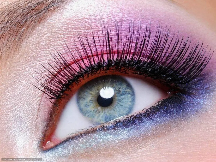 Download HD photo of green eyes with makeup and long and special eyelashes 