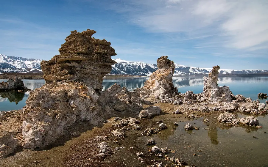 Attractive photo of the seashore and a rocky rocky beach suitable for a profile 