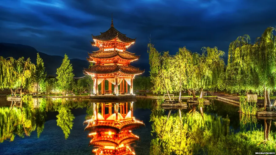 Dreamy and incredibly impressive photo of traditional Chinese architecture 