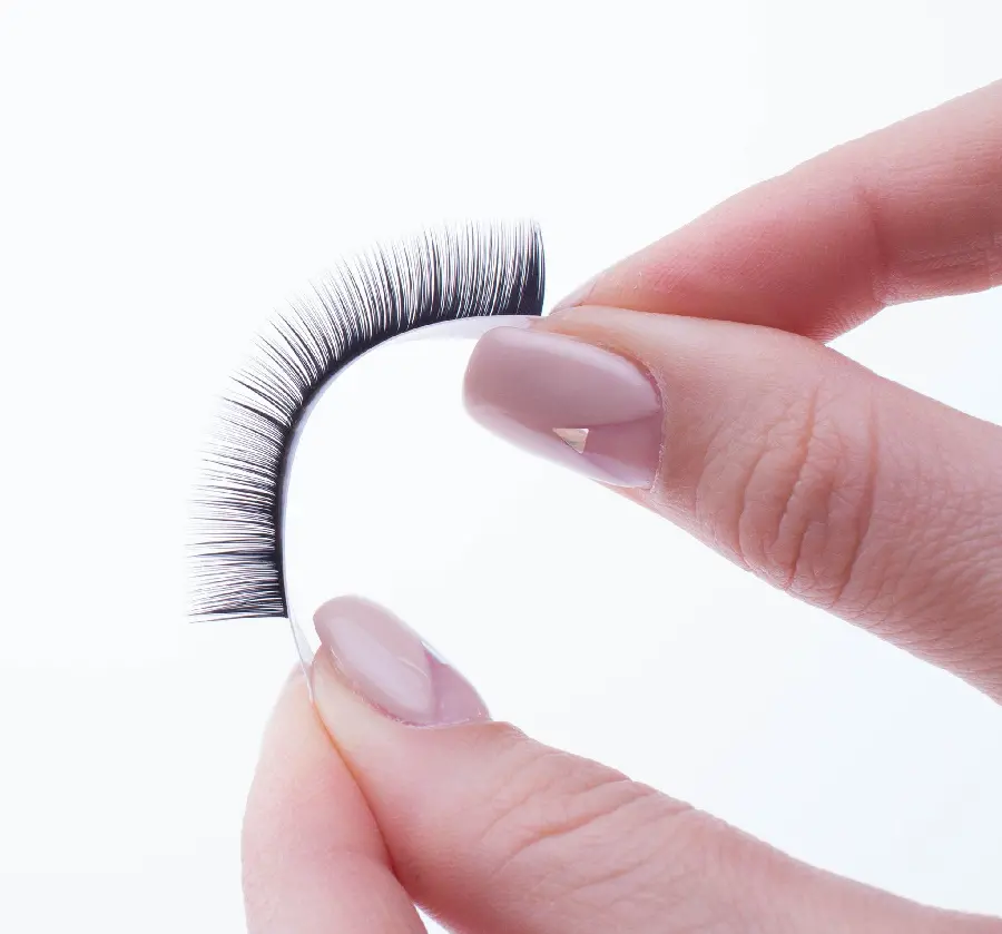 Photo of artificial eyelashes in the hands of a person that can be used in making a post