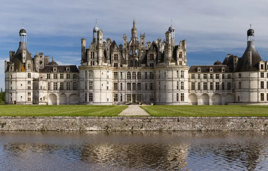 Real Castle Wallpaper with Renaissance Style Architecture for Computer and Laptop